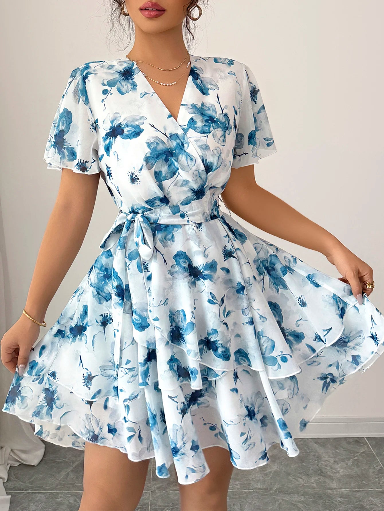 Robe Courte Fleurie Bohème à Volants et Coupe Portefeuille