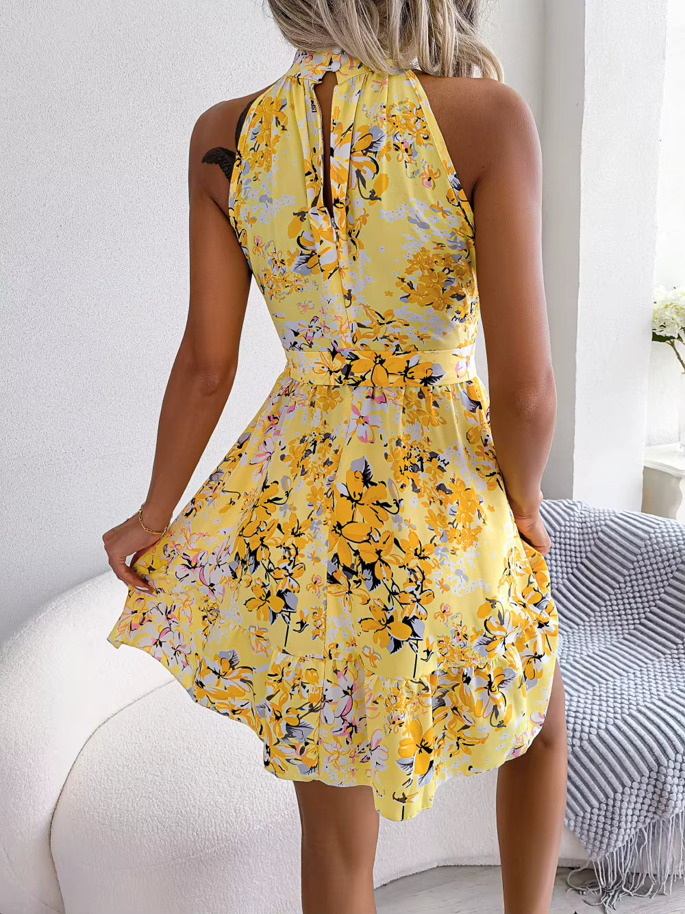 Robe Courte Fleurie à Ceinture Nouée