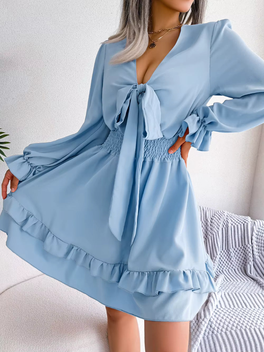 Robe Courte Chic à Volants et Décolleté Noué