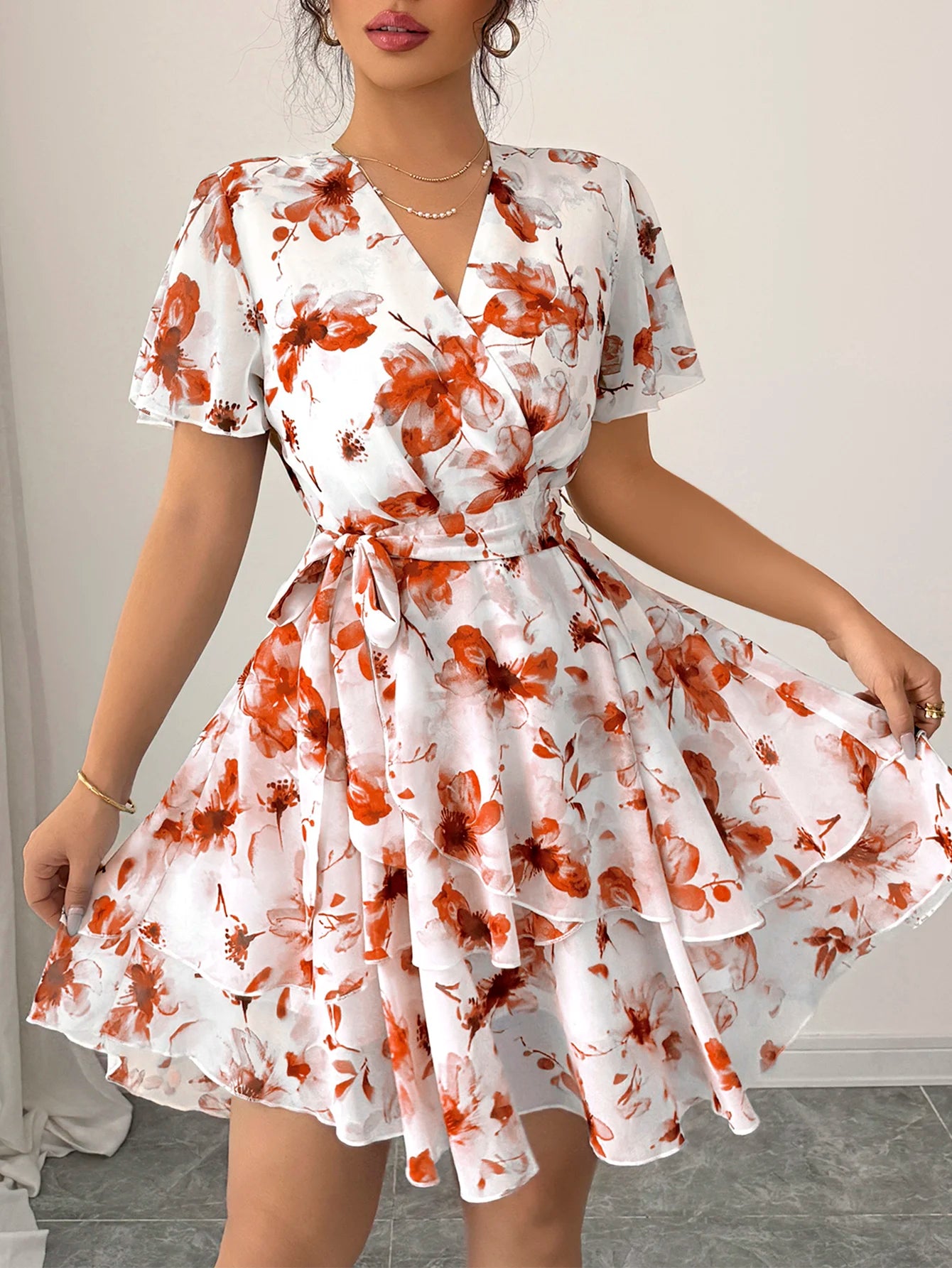 Robe Courte Fleurie Bohème à Volants et Coupe Portefeuille