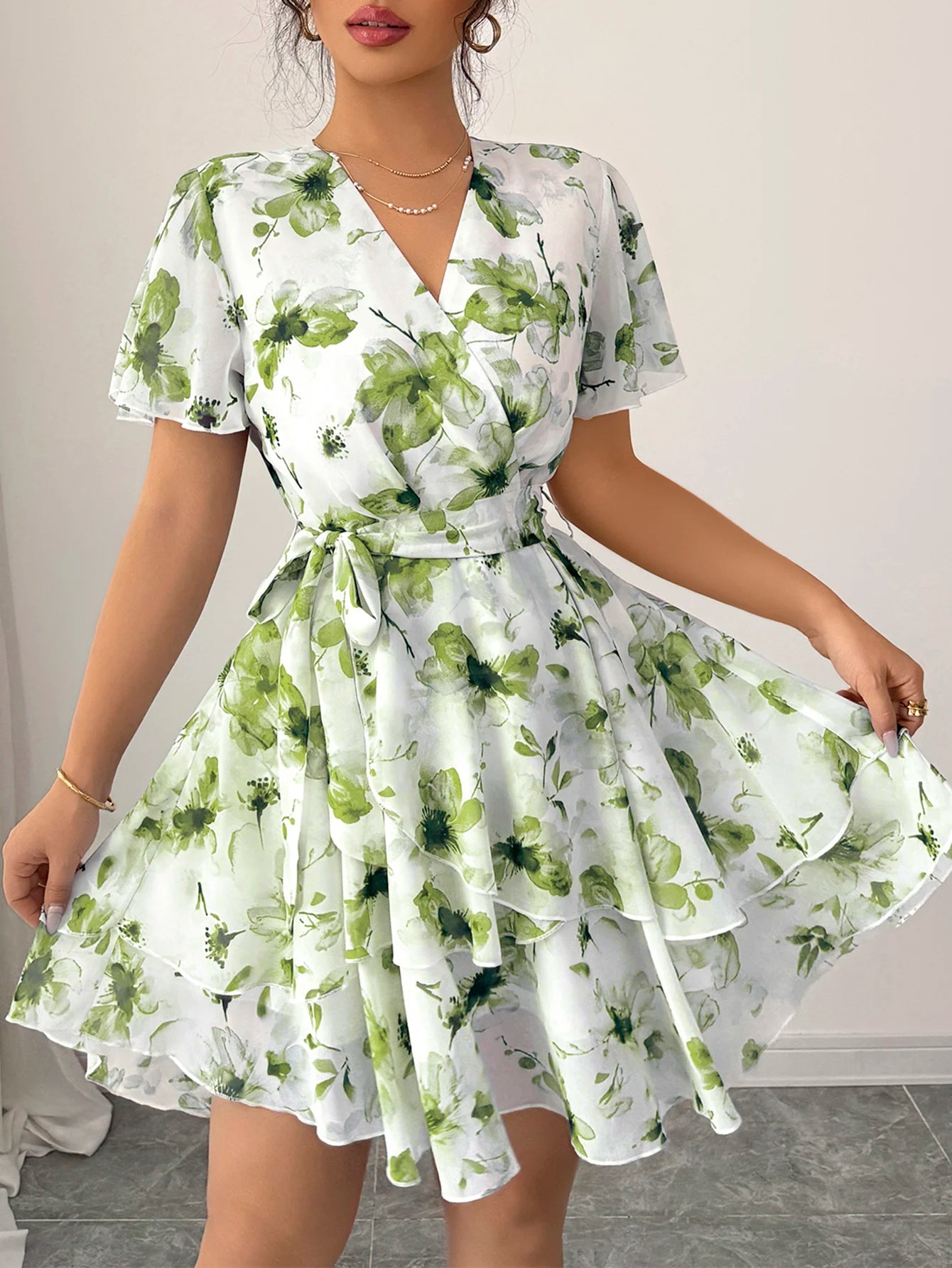 Robe Courte Fleurie Bohème à Volants et Coupe Portefeuille