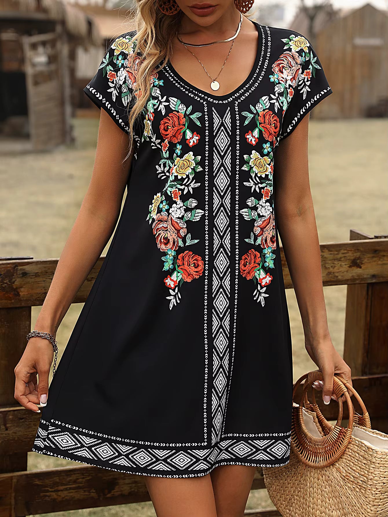 Robe Bohème Courte Noire Fleurie Ethnique