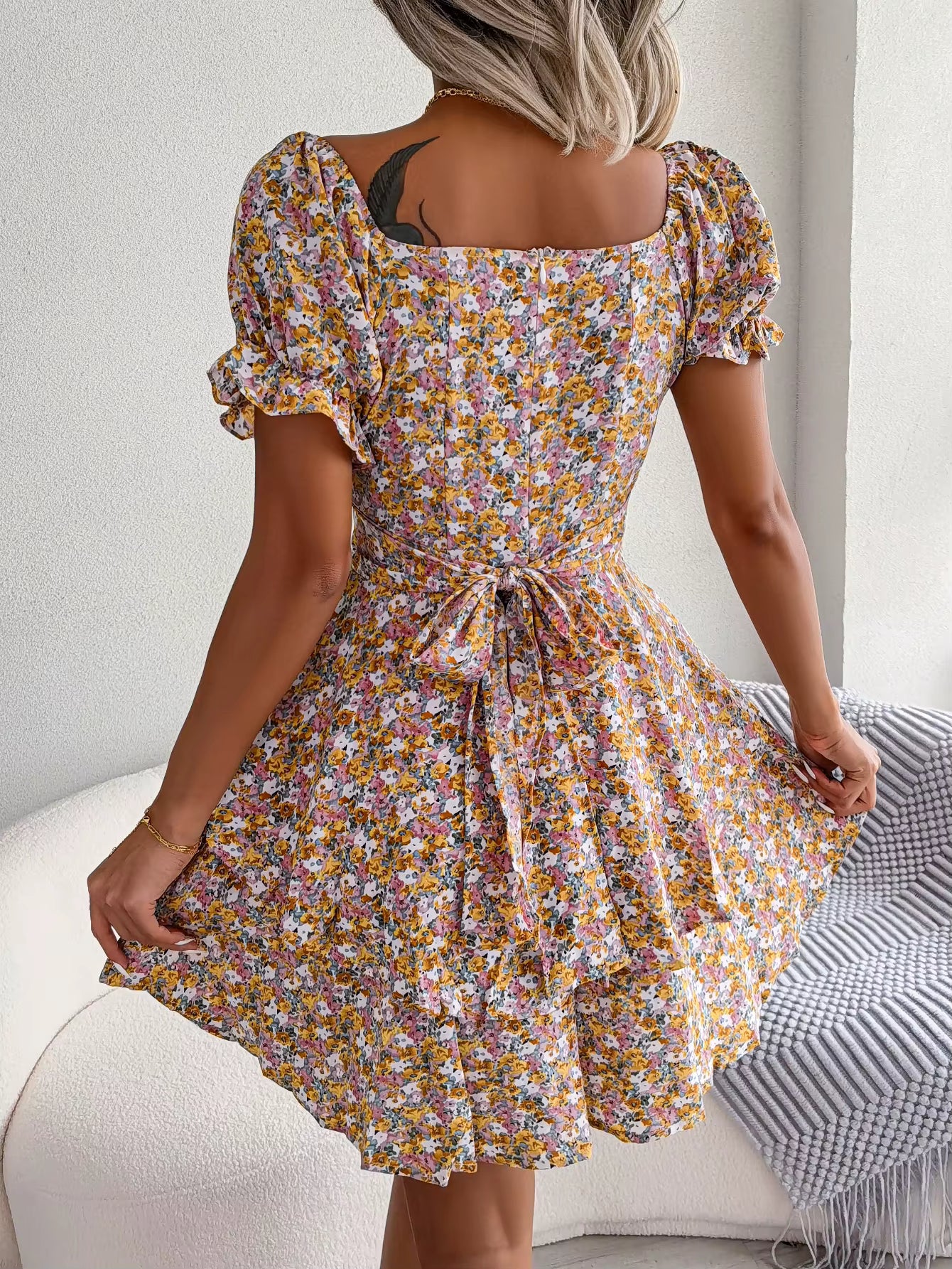 Robe Bohème Courte Fleurie à Manches Bouffantes