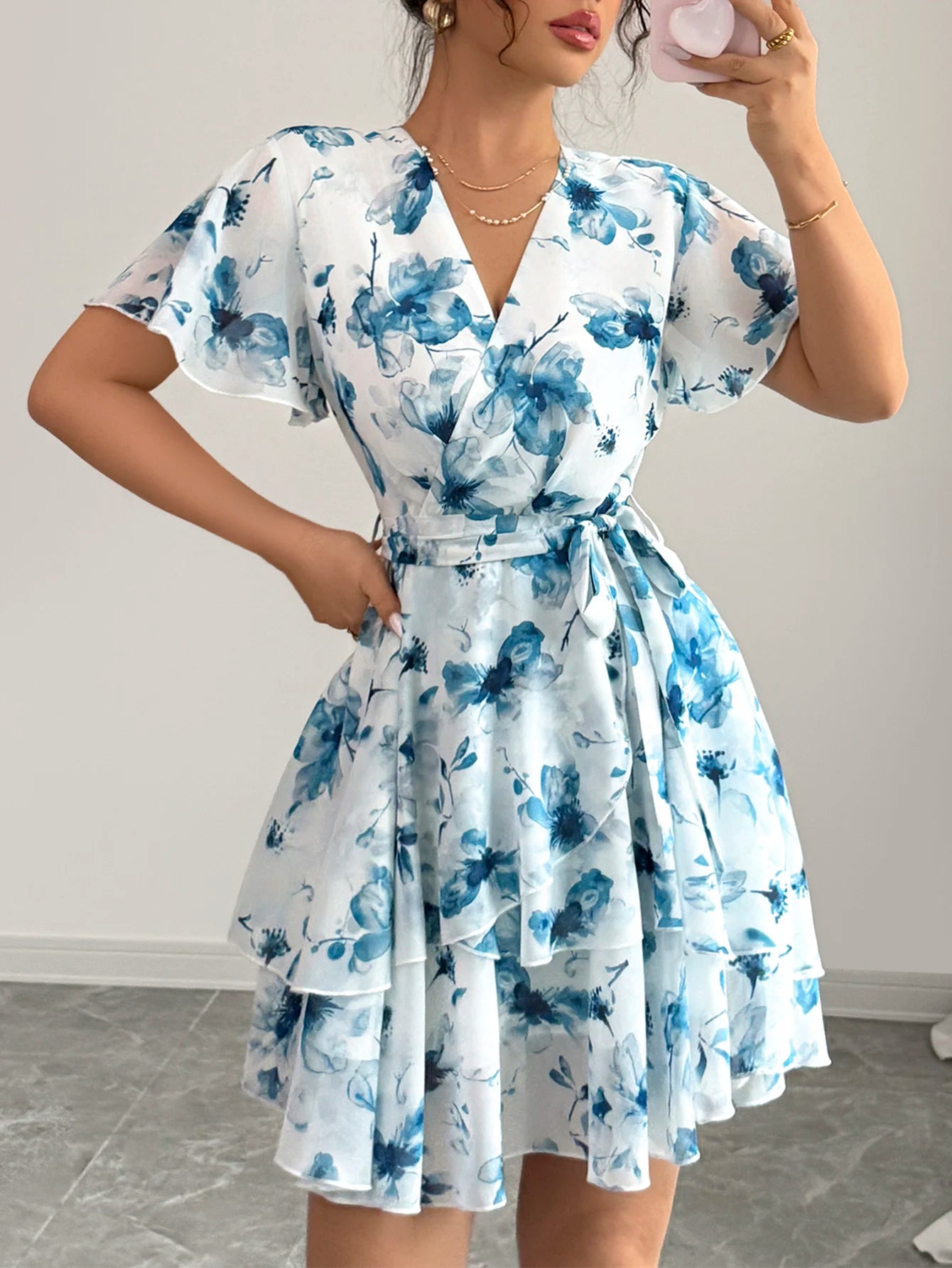 Robe Courte Fleurie Bohème à Volants et Coupe Portefeuille