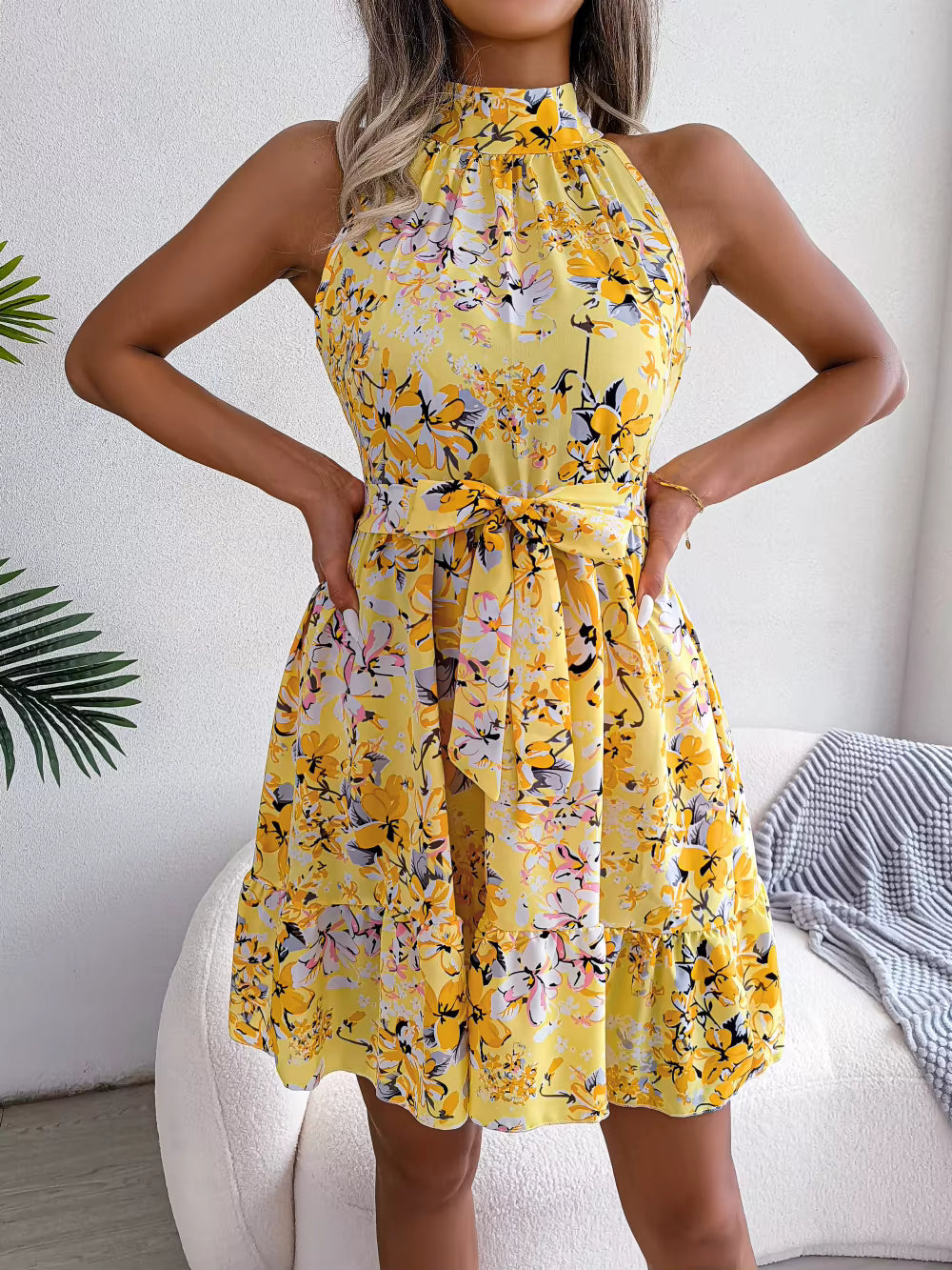 Robe Courte Fleurie à Ceinture Nouée