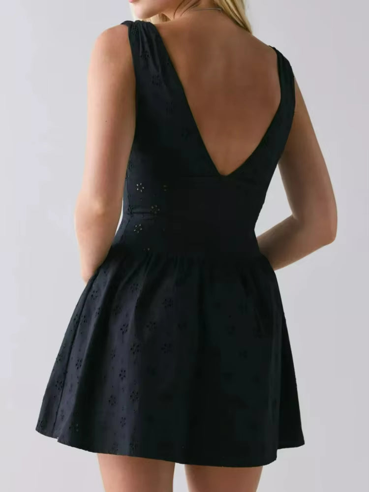 Robe Courte Noire en Broderie Anglaise Boutonnée