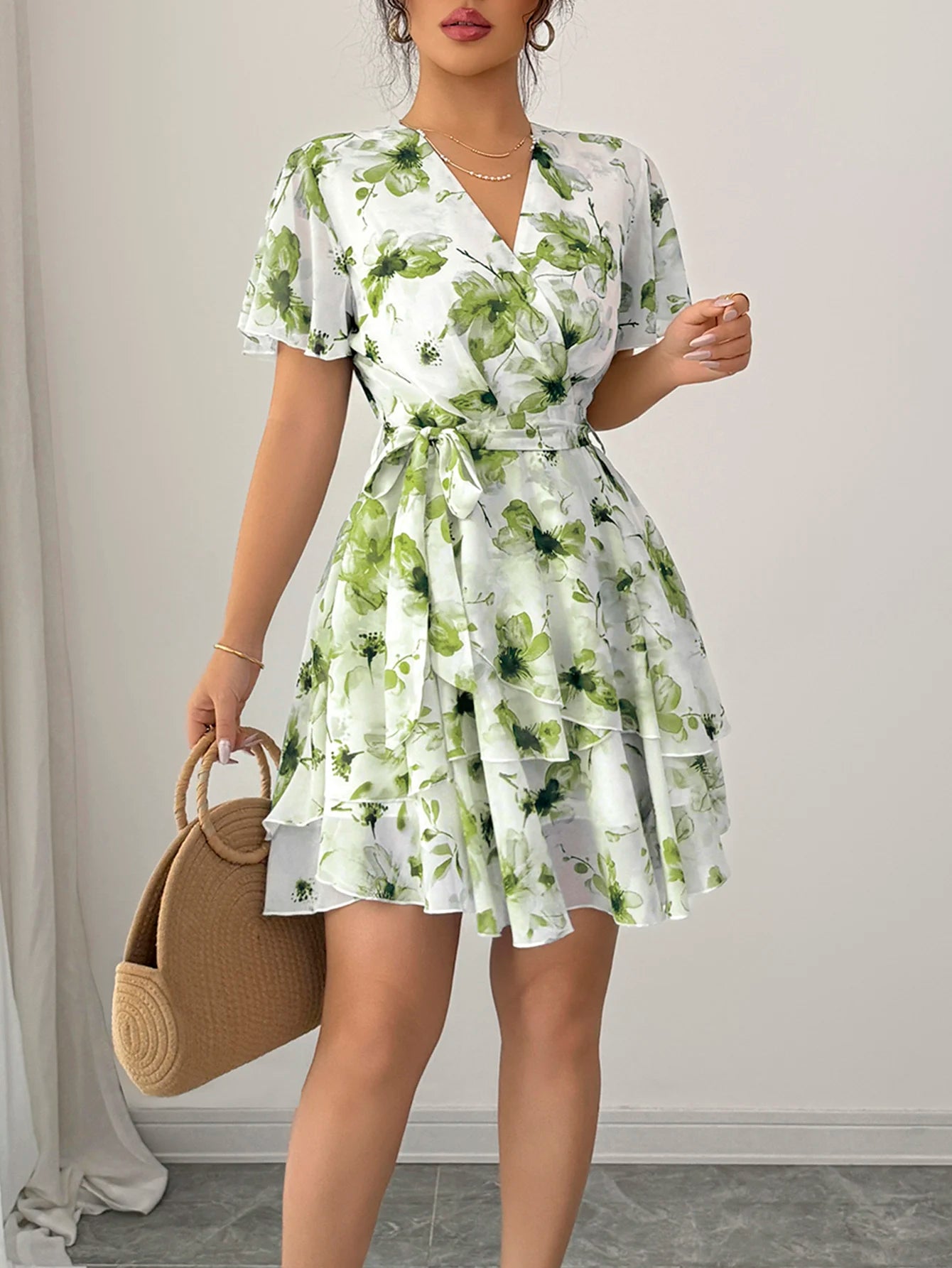 Robe Courte Fleurie Bohème à Volants et Coupe Portefeuille