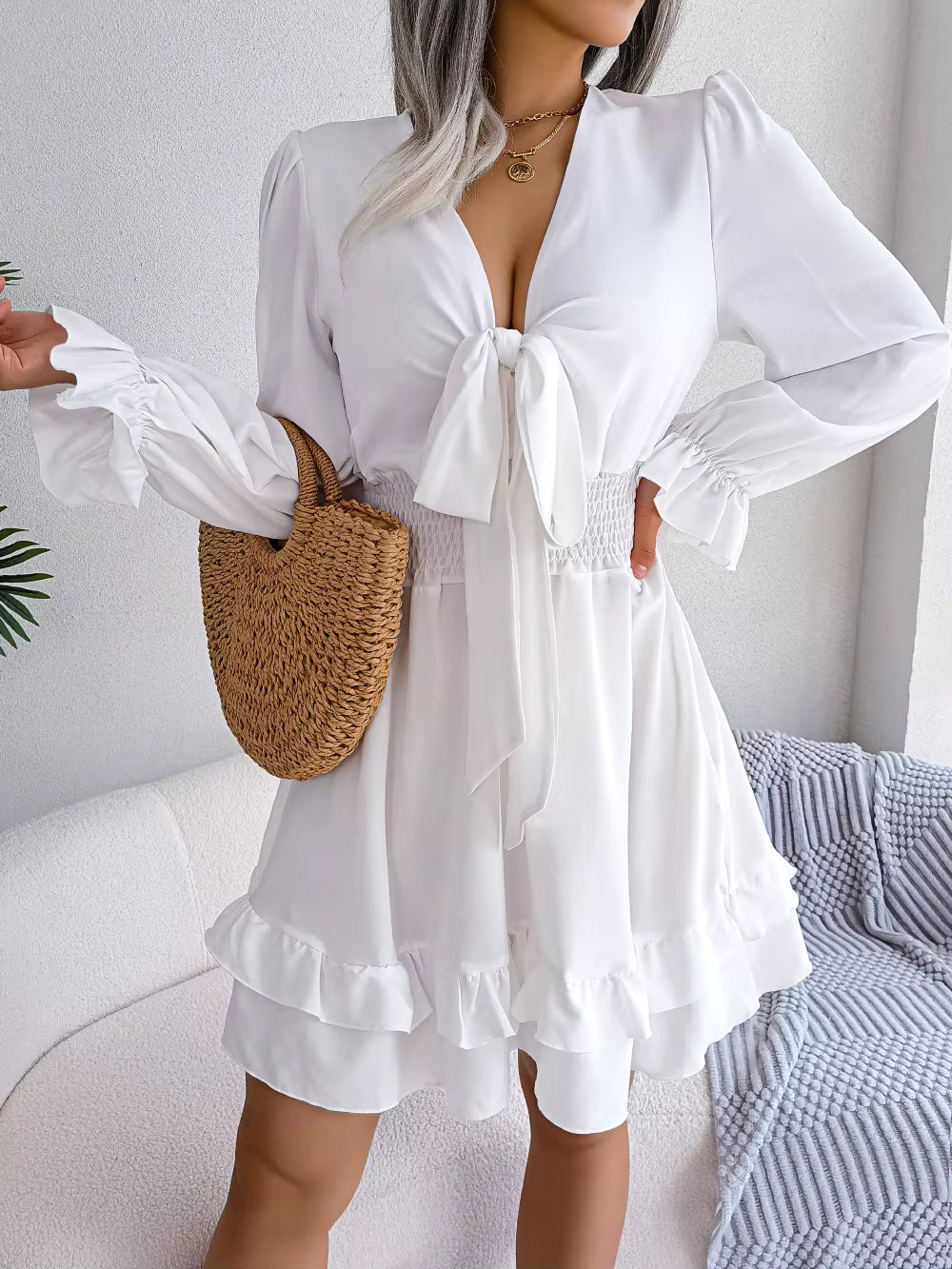 Robe Courte Chic à Volants et Décolleté Noué