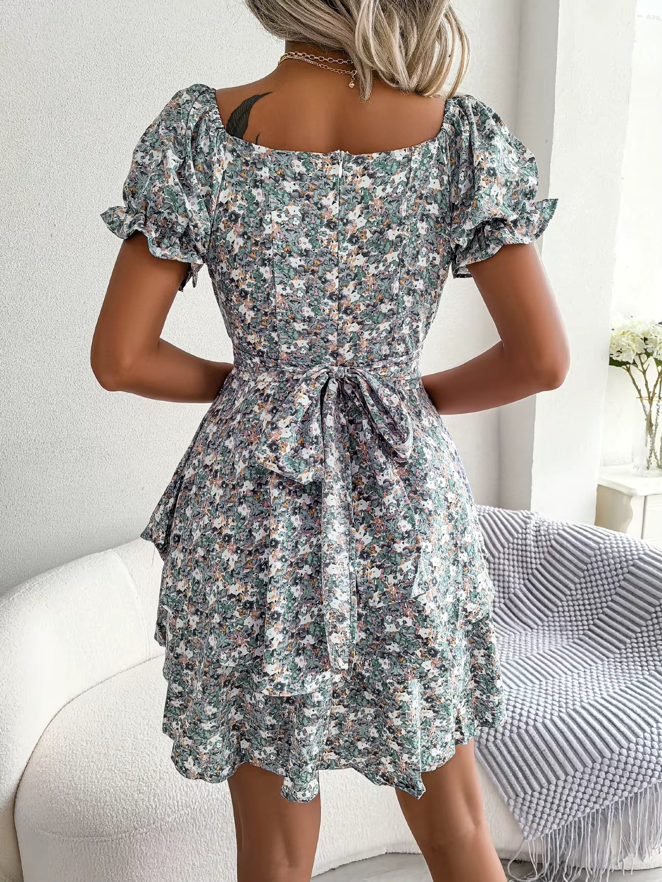 Robe Bohème Courte Fleurie à Manches Bouffantes