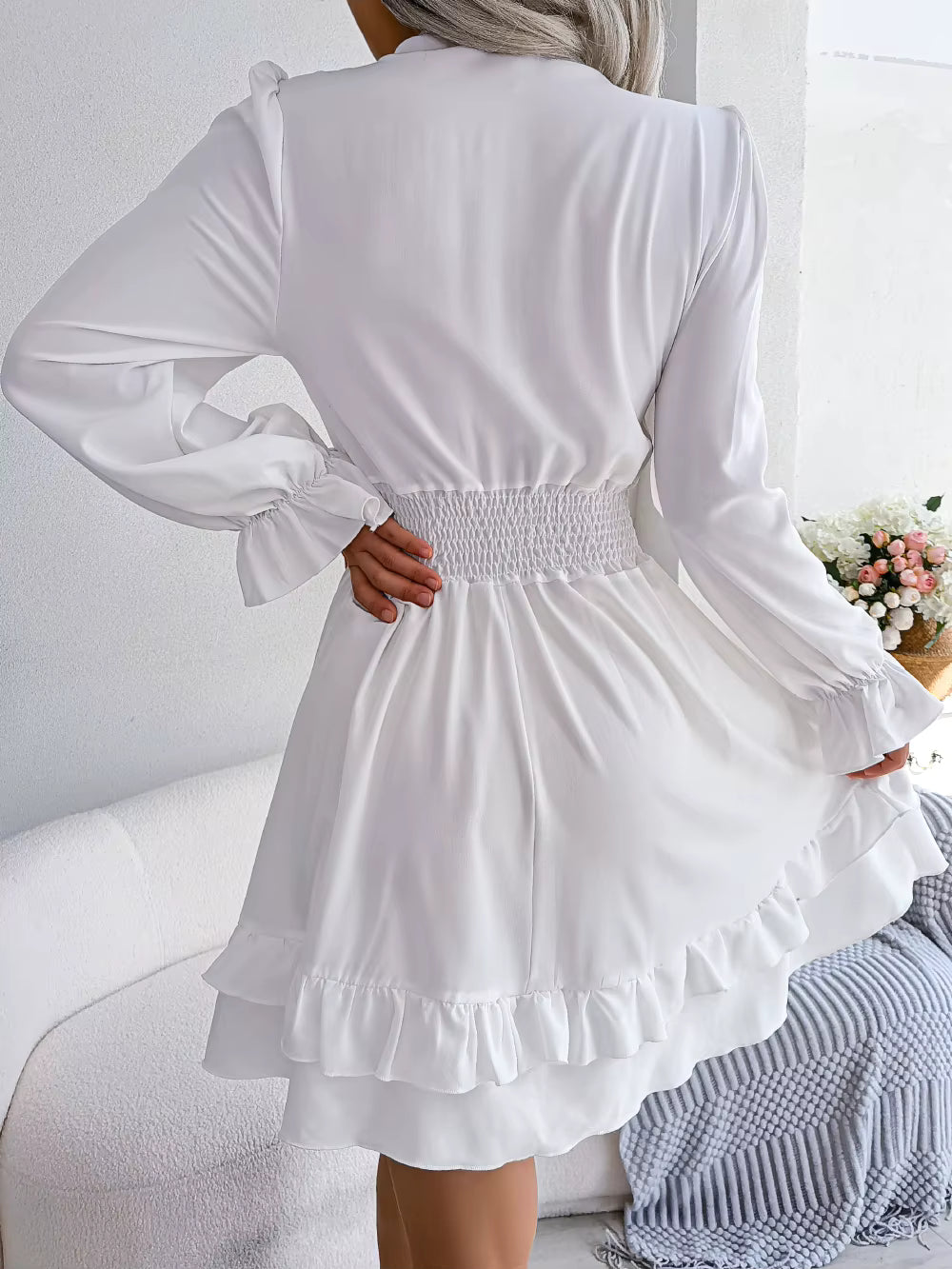 Robe Courte Chic à Volants et Décolleté Noué