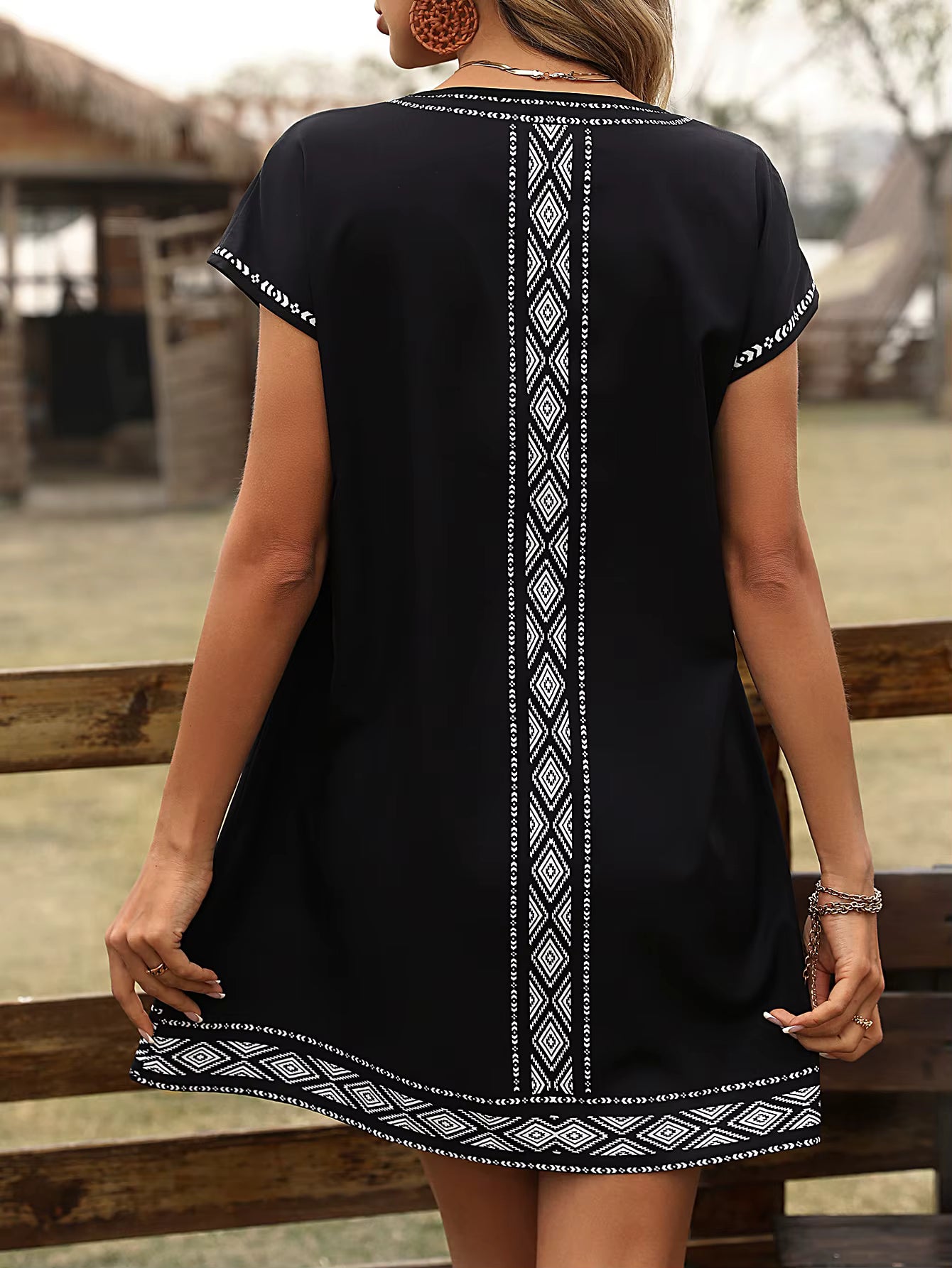 Robe Bohème Courte Noire Fleurie Ethnique