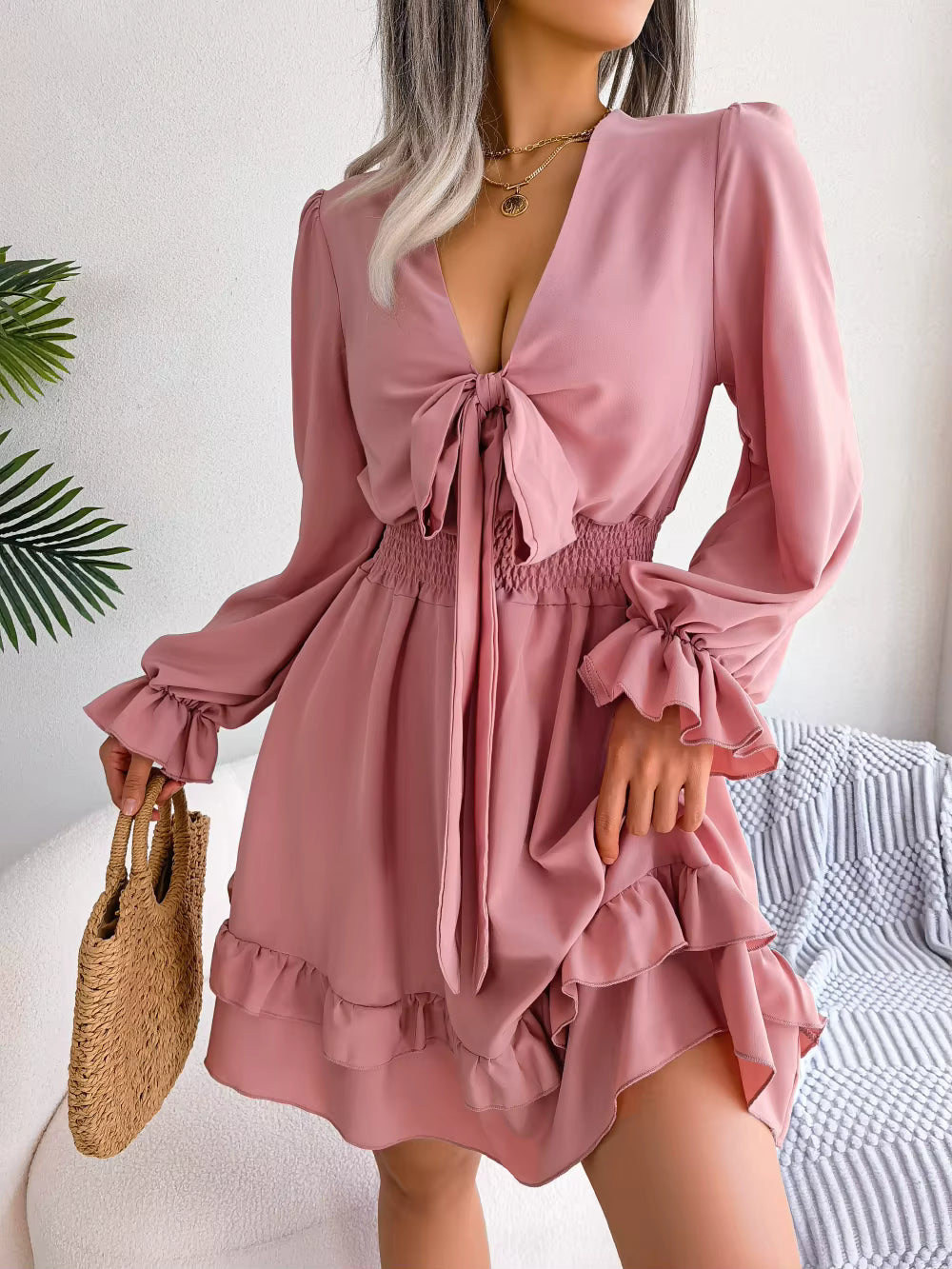 Robe Courte Chic à Volants et Décolleté Noué