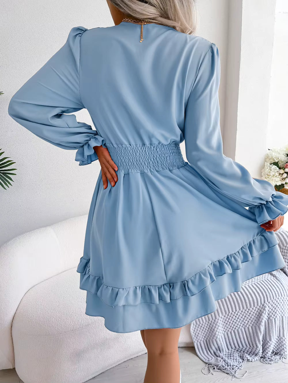 Robe Courte Chic à Volants et Décolleté Noué