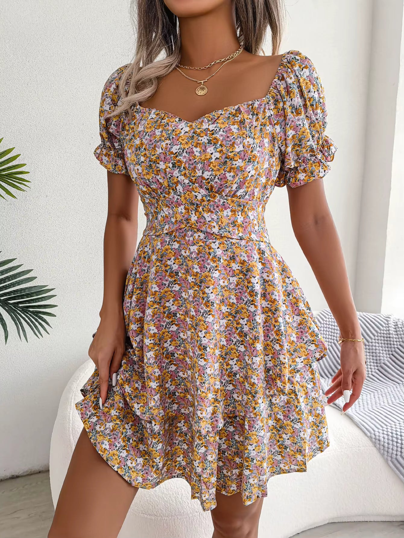 Robe Bohème Courte Fleurie à Manches Bouffantes