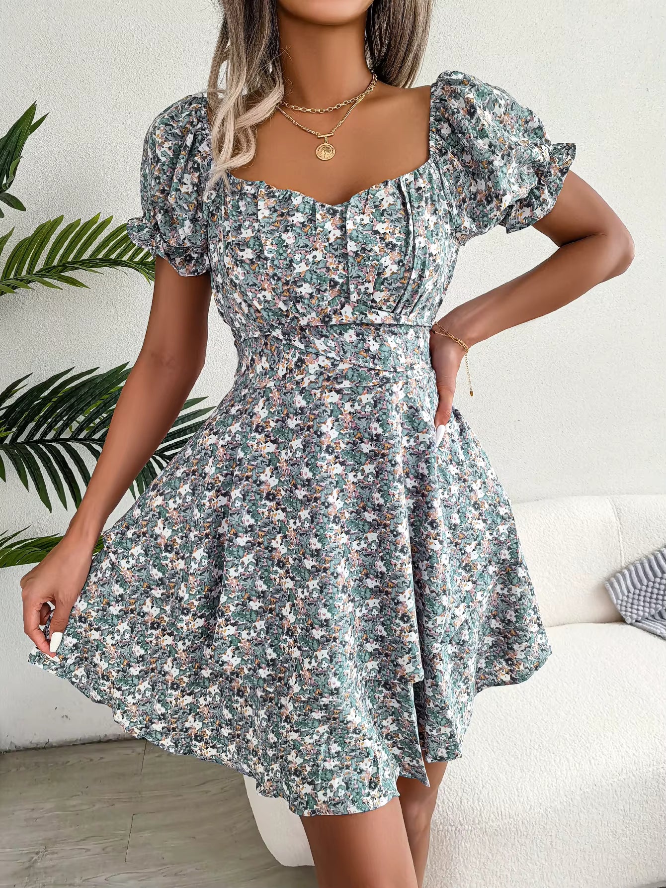 Robe Bohème Courte Fleurie à Manches Bouffantes