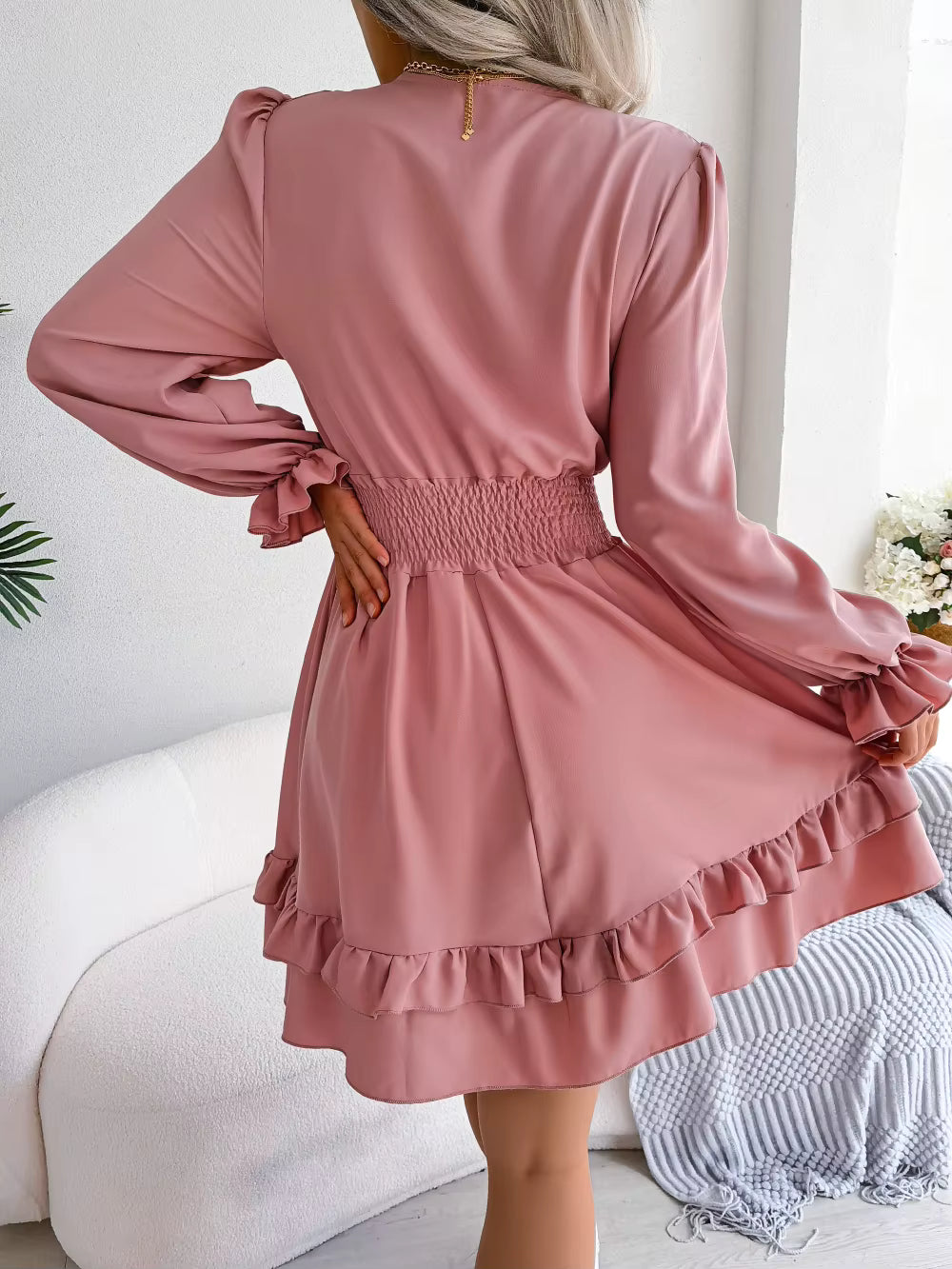 Robe Courte Chic à Volants et Décolleté Noué