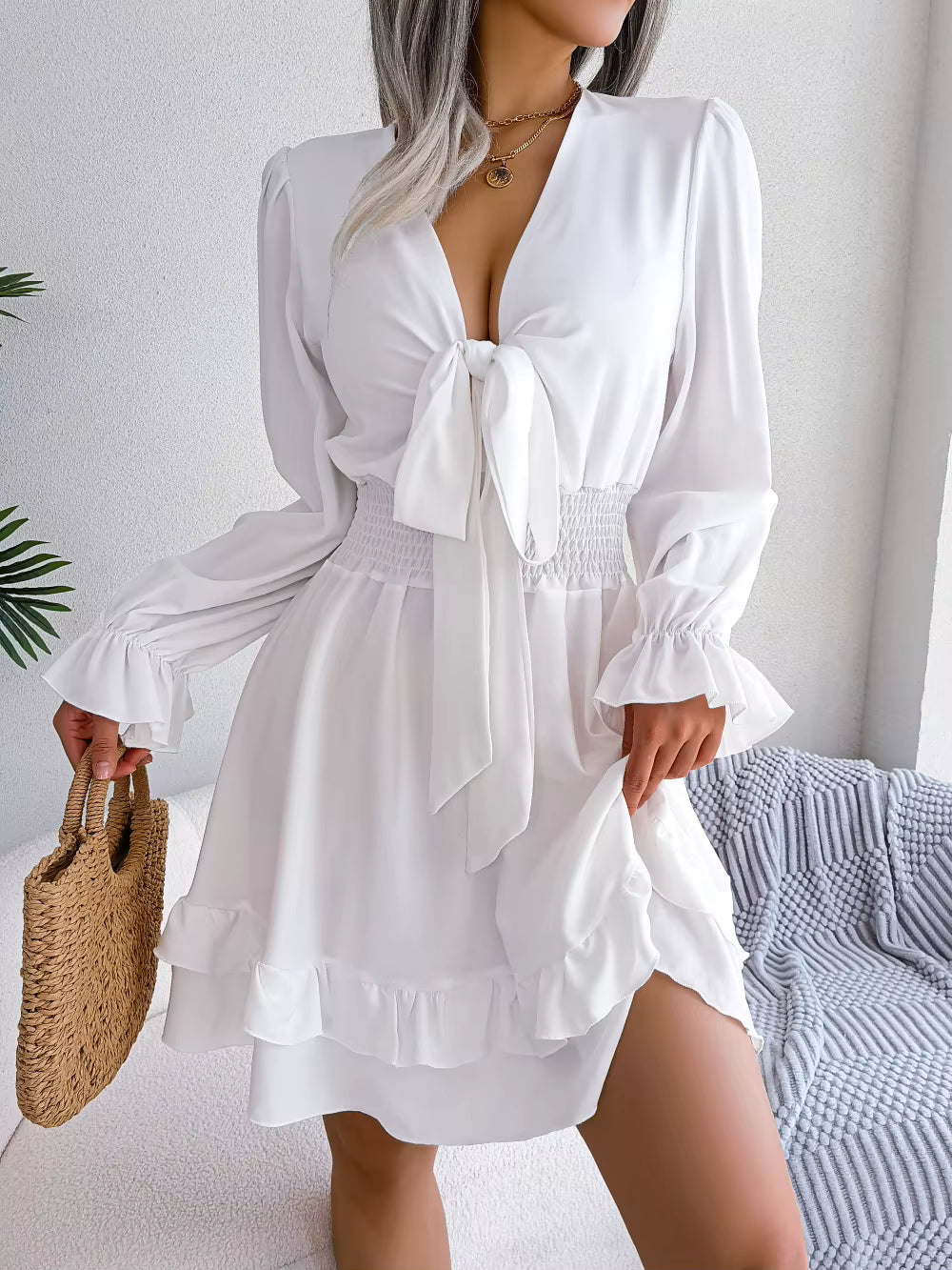 Robe Courte Chic à Volants et Décolleté Noué