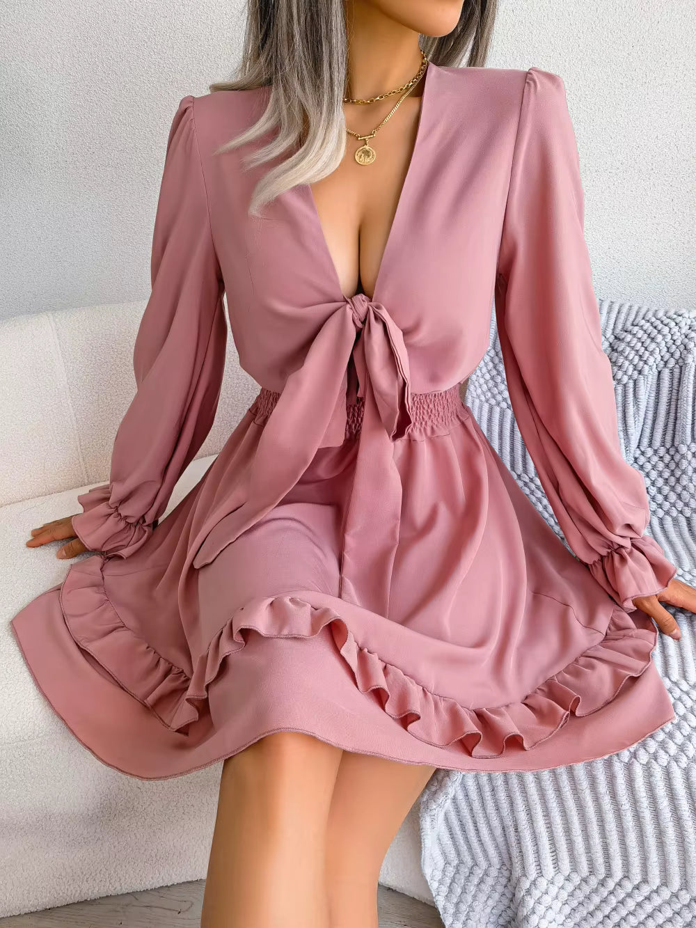 Robe Courte Chic à Volants et Décolleté Noué