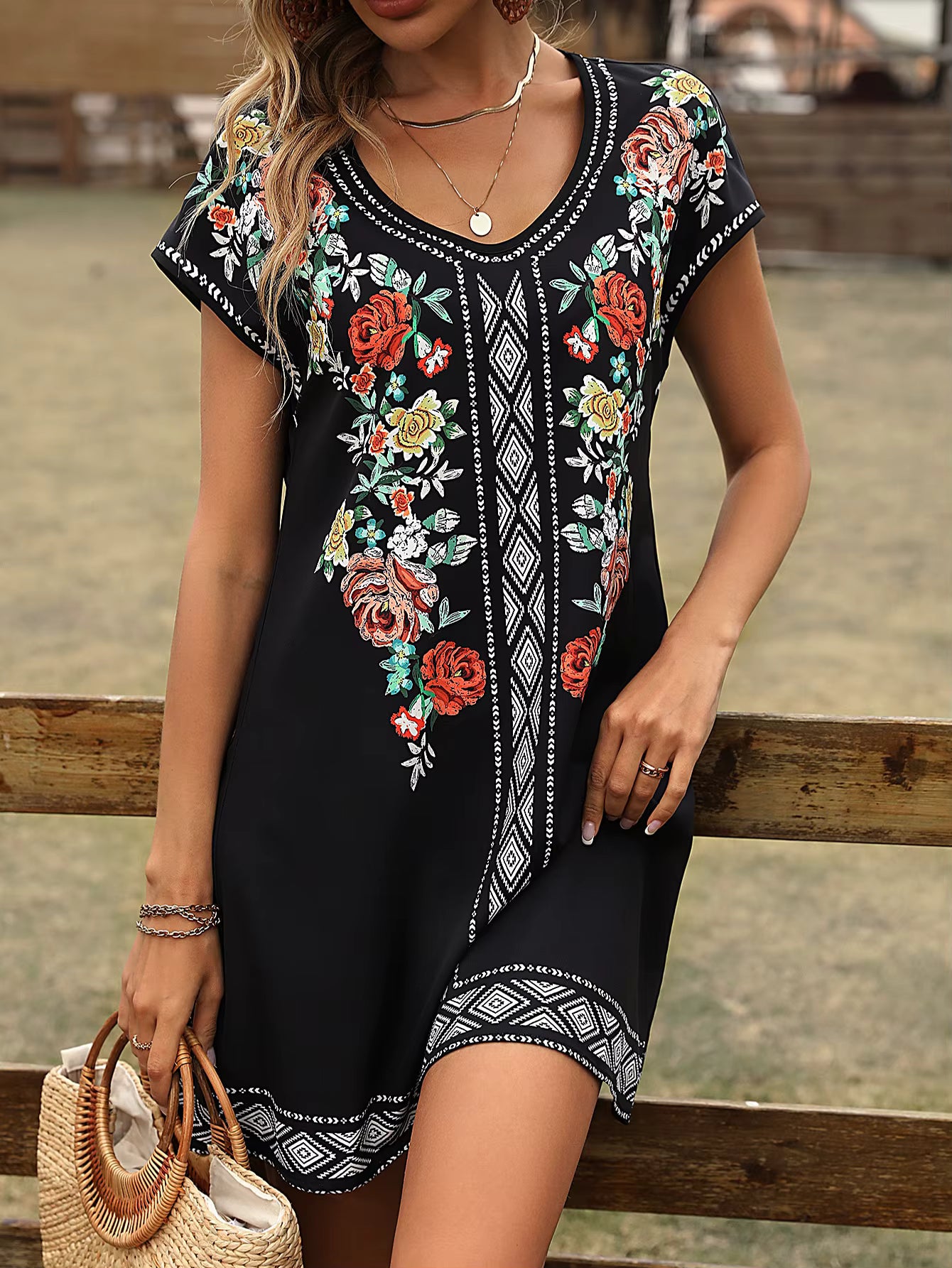 Robe Bohème Courte Noire Fleurie Ethnique