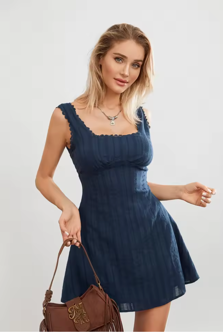 Robe Courte Cintrée à Col Carré en Broderie Anglaise