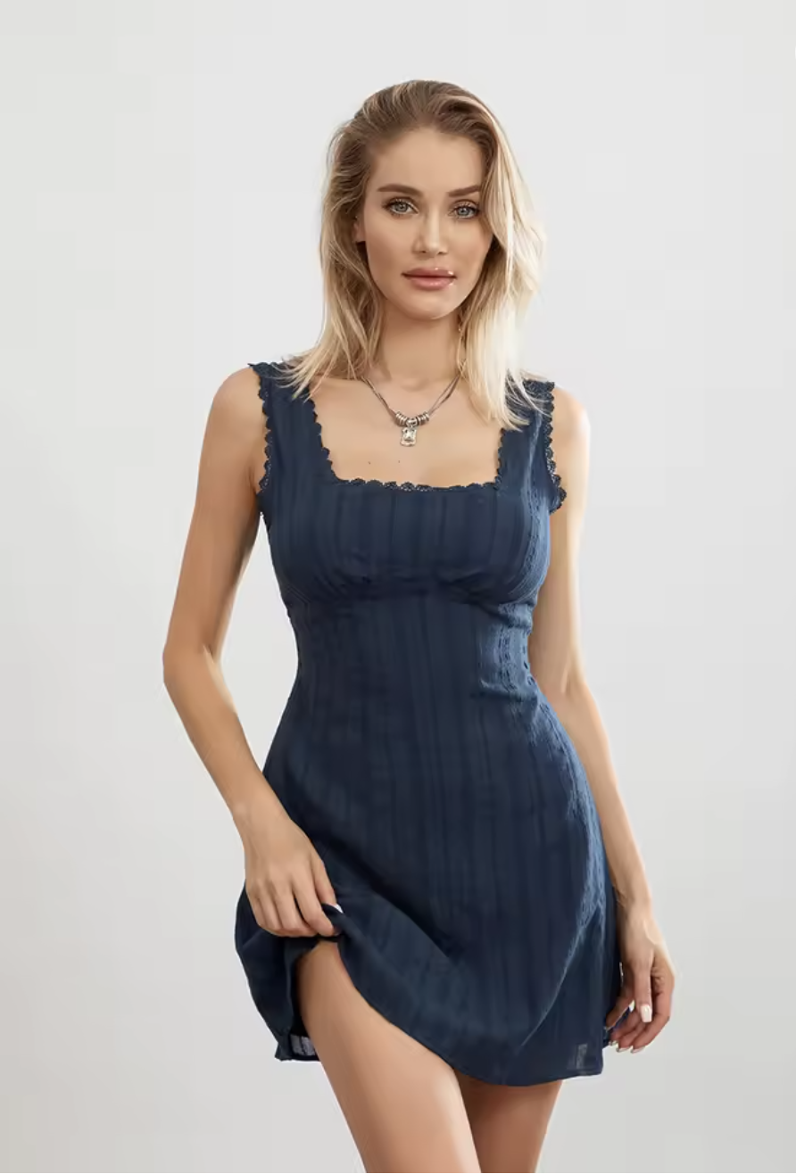 Robe Courte Cintrée à Col Carré en Broderie Anglaise