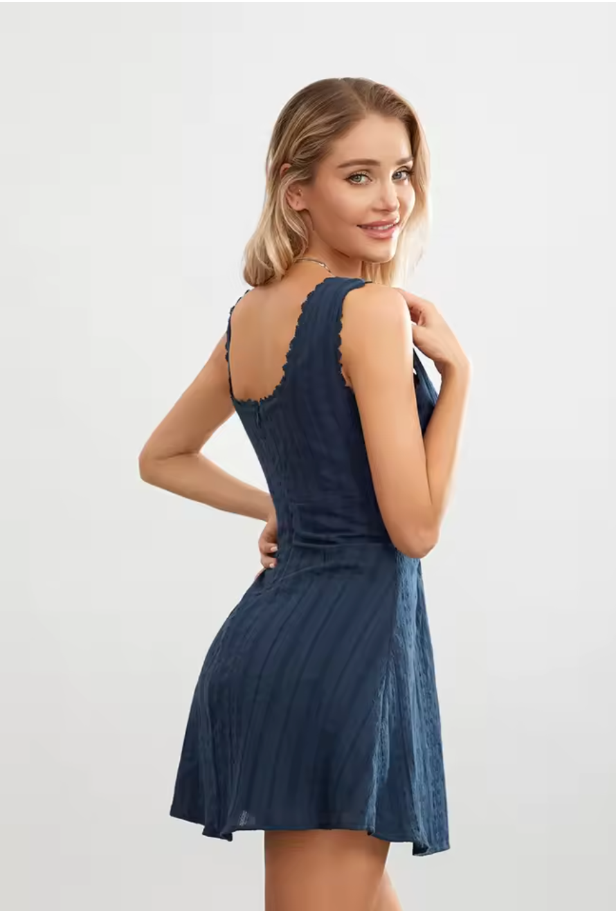 Robe Courte Cintrée à Col Carré en Broderie Anglaise