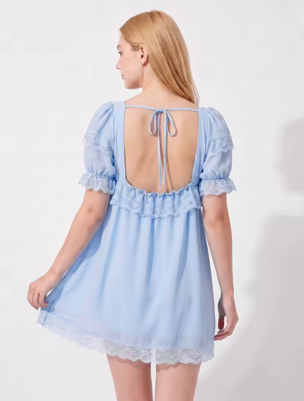 Robe Bohème Courte à Dentelle et Manches Bouffantes