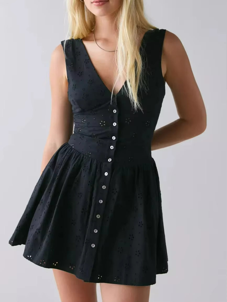 Robe Courte Noire en Broderie Anglaise Boutonnée