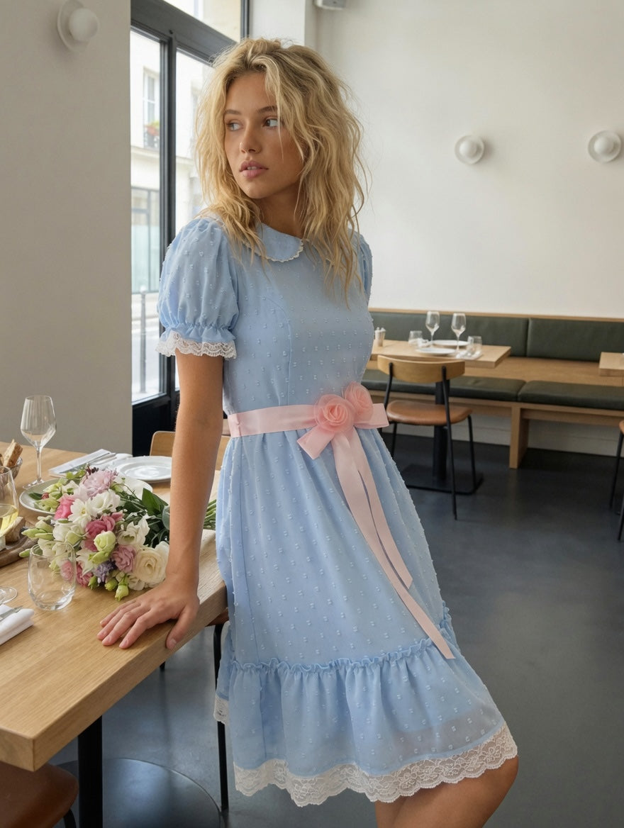 Robe Bohème Courte Bleu Ciel à Dentelle et Volants