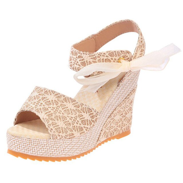Sandale beige bohème chic talon compensée